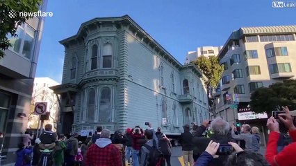 Une maison Victorienne de San Francisco déplacée en pleine ville : chantier impressionnant