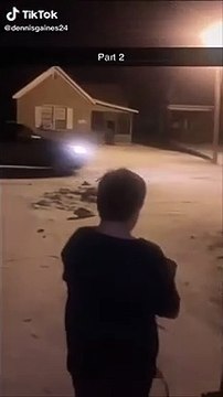 Ce gamin jette de l'eau bouillante dans l'air glacial du Texas... pas assez glacial apparement