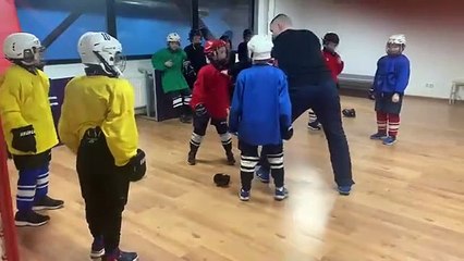 Ces enfant s'entrainent à se cogner dessus en Hockey sur glace... Vive la russie