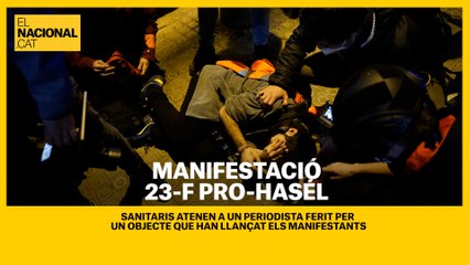 Sanitaris per la República atenen un periodista ferit per un objecte que han llançat els manifestants