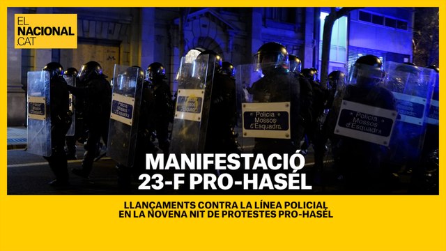 Llançaments contra la línia policial en la vuitena nit de manifestacions per la llibertat de Pablo Hasél