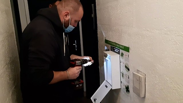 Installation des boîtes aux lettres de l'association Les Papillons à Conches