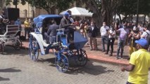 Las calles coloniales de Santo Domingo cambian sus coches de caballos por carruajes eléctricos