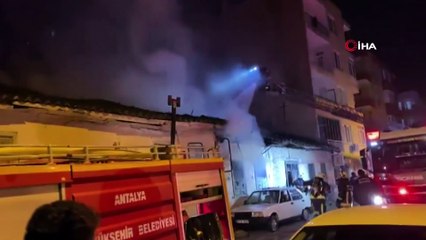 Antalya'da çöp ev alev alev yandı, anne ve kızı gözyaşlarına boğuldu