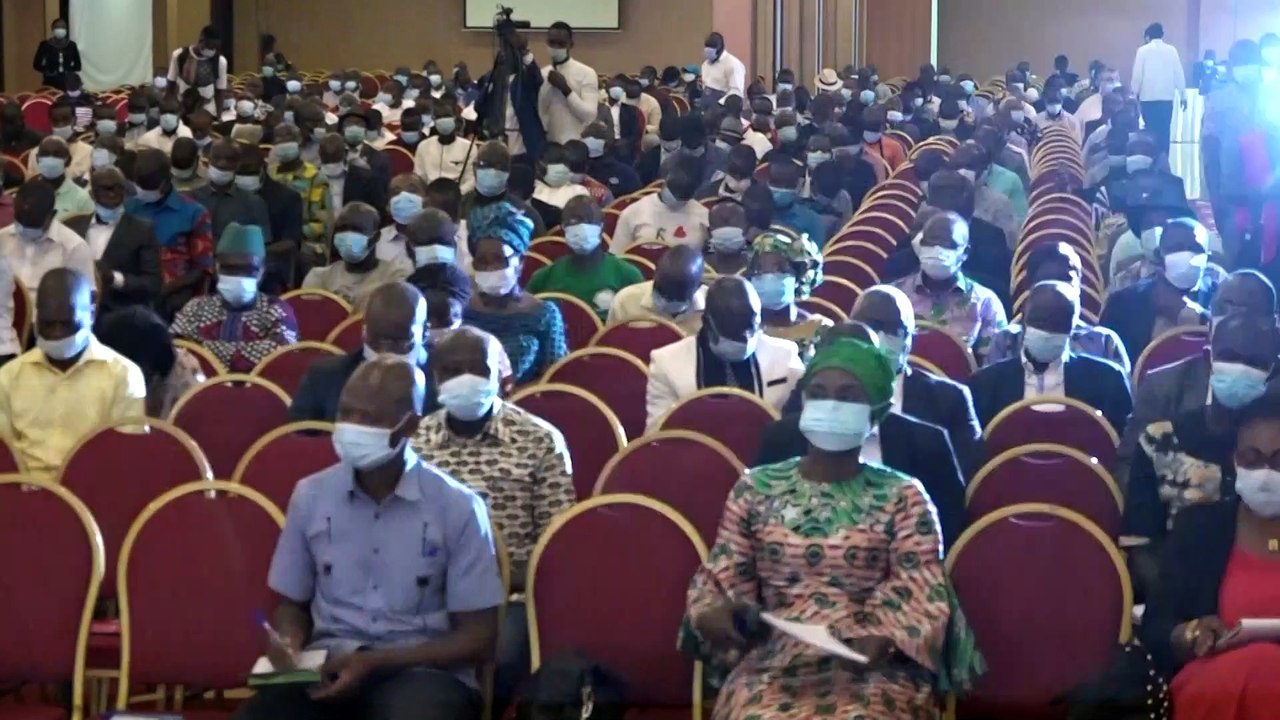 Législatives 2021 :  La CEI distribue les affiches aux candidats retenus