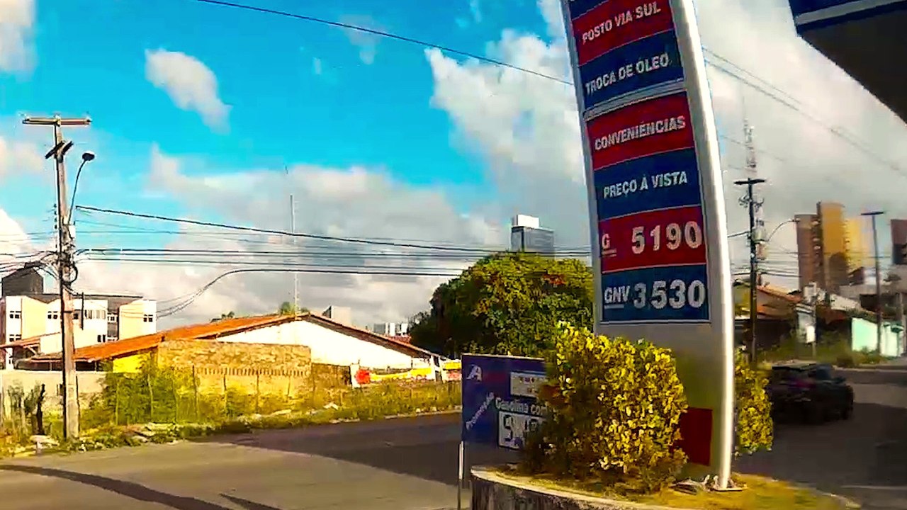 Preços de gasolina explodem no Brasil de Bolsonaro e da "direita"