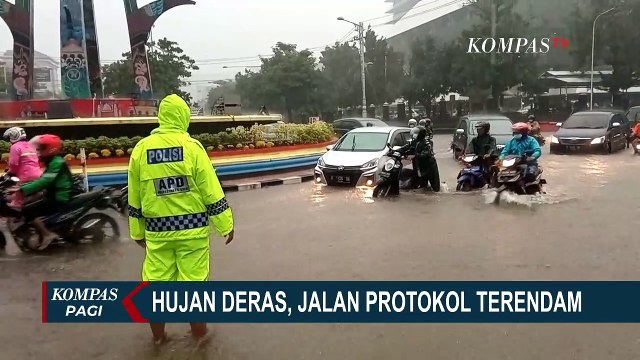 Jalan Protokol Semarang Terendam, Motor Alami Mati Mesin Saat Menerobos Banjir
