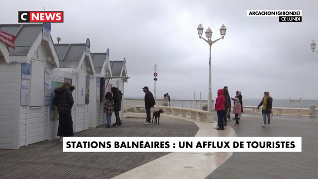 L’afflux de touristes dans les stations balnéaires inquiète les locaux.