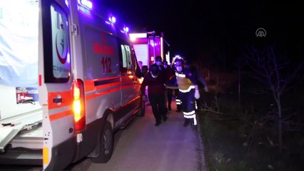 MANİSA - Arpa yüklü tır devrildi: 2 yaralı