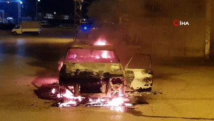 Çalışmayan aracını ateşe verdi, sönene kadar başında bekledi