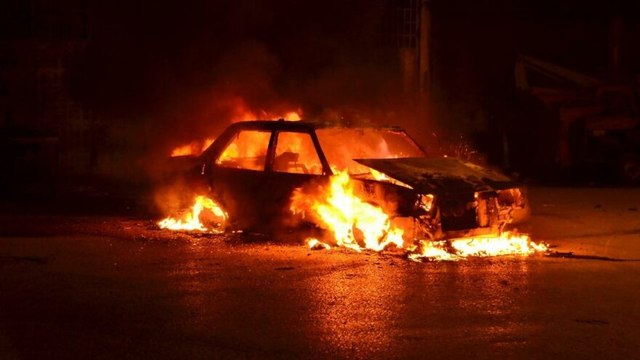 Aracını benzin döküp ateşe verdi, sönene kadar başında bekledi