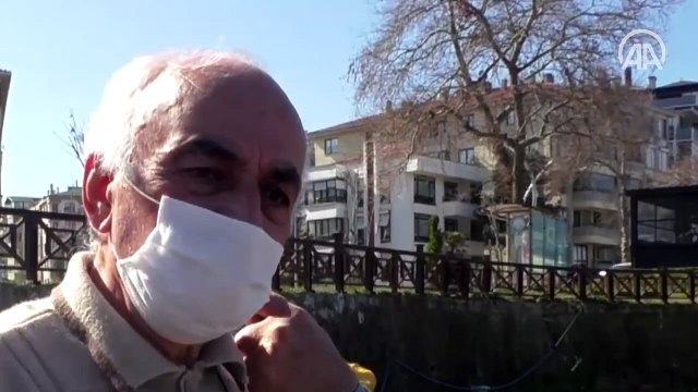 Sahillerdeki atıkları temizleyen emekli öğretmen duyarlılık örneği sergiliyor