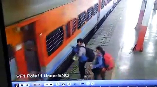 लखनऊ: चलती ट्रेन में चढ़ने की कोशिश में गिरी लड़की, वीडियो में देखें कैसे महिला सिपाही ने बचाई जान