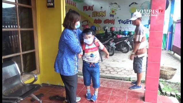 Kisah Guru Difabel yang Gigih Mengajar Anak Autis