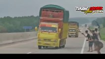 AMAZING truck skill driver, pesona truck oleng di jalan raya ____tukang_sodrek_alas_roban(480p)