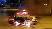 Çalışmayan aracını ateşe verdi, sönene kadar başında bekledi