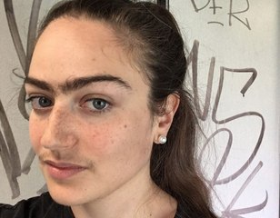 Elle refuse de se raser la moustache et le monosourcil pour filtrer les mauvais rencards