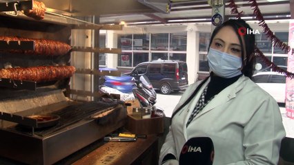 İzmir'in Kadın Kokoreççisi Mehtap Usta Erkeklere Taş Çıkartıyor