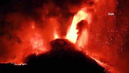 - İtalya'da Etna Yanardağı püskürttüğü lavlarla geceyi aydınlattı