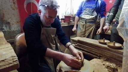 Arif Susam kolları sıvadı hem şarkılarını söyledi, hem de çömlek yaptı