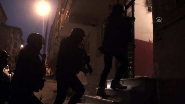 İSTANBUL - İstanbul merkezli 3 ilde terör örgütlerine yönelik operasyonda 5 şüpheli yakalandı