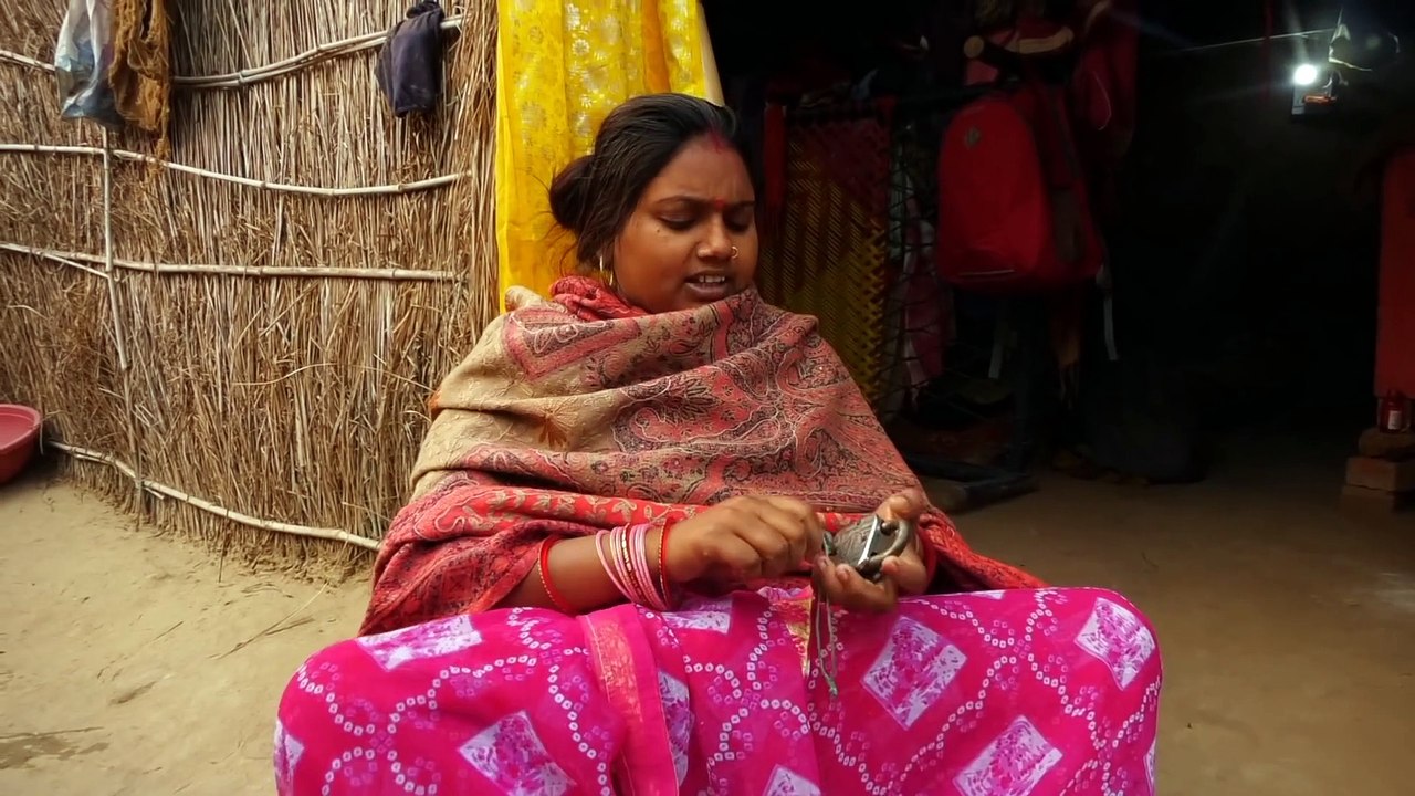 गोतिनि के लईका-बुद्धि, देखिये ये औरत अपने बच्चे को कैसे खेला रही है। Gotina's wisdom-mind, see how this woman is playing her child.. BHOJPURI VIDEO 2021