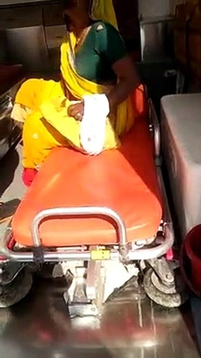 मोटरसाइकिल से गिरकर महिला घायल, 108 एम्बुलेंस ने पहुँचाया अस्पताल