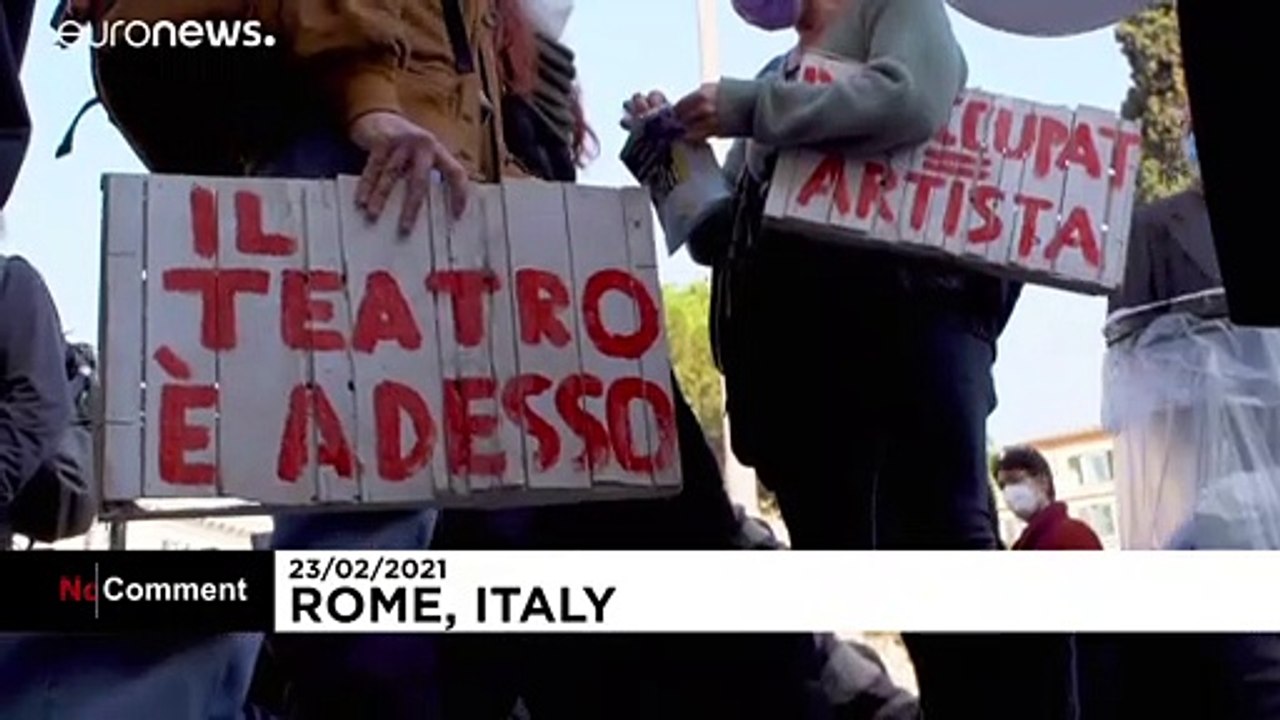 Rome entertainment workers take to streets in p...