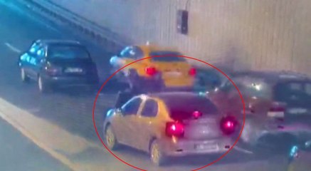 Döviz bürosuna ait nakit para taşıyan kuryeyi trafiğin ortasında gasp ettiler