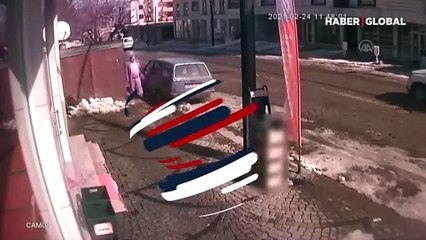 Düşen buz kütlesinden son saniyede kurtuldu