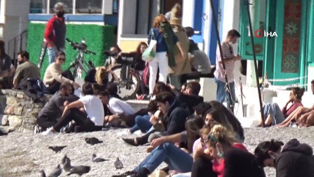 - Güzel havayı gören vatandaşlar sahile koştu; maske mesafe unutuldu