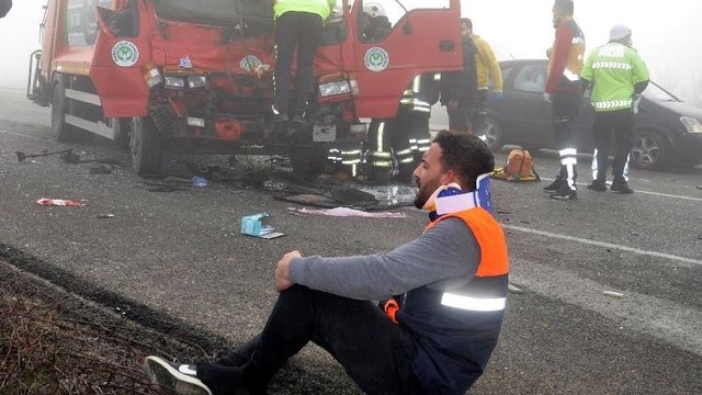 Sisten göz gözü görmedi, araçlar birbirine girdi