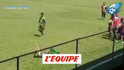 La simulation grotesque d'un joueur au Guatemala - Foot - WTF
