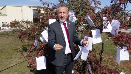 CHP'li Adıgüzel yanıtlanmayan soru önergelerini Meclis'teki ağaca astı: Arkamda gördüğünüz bina da yatır değil