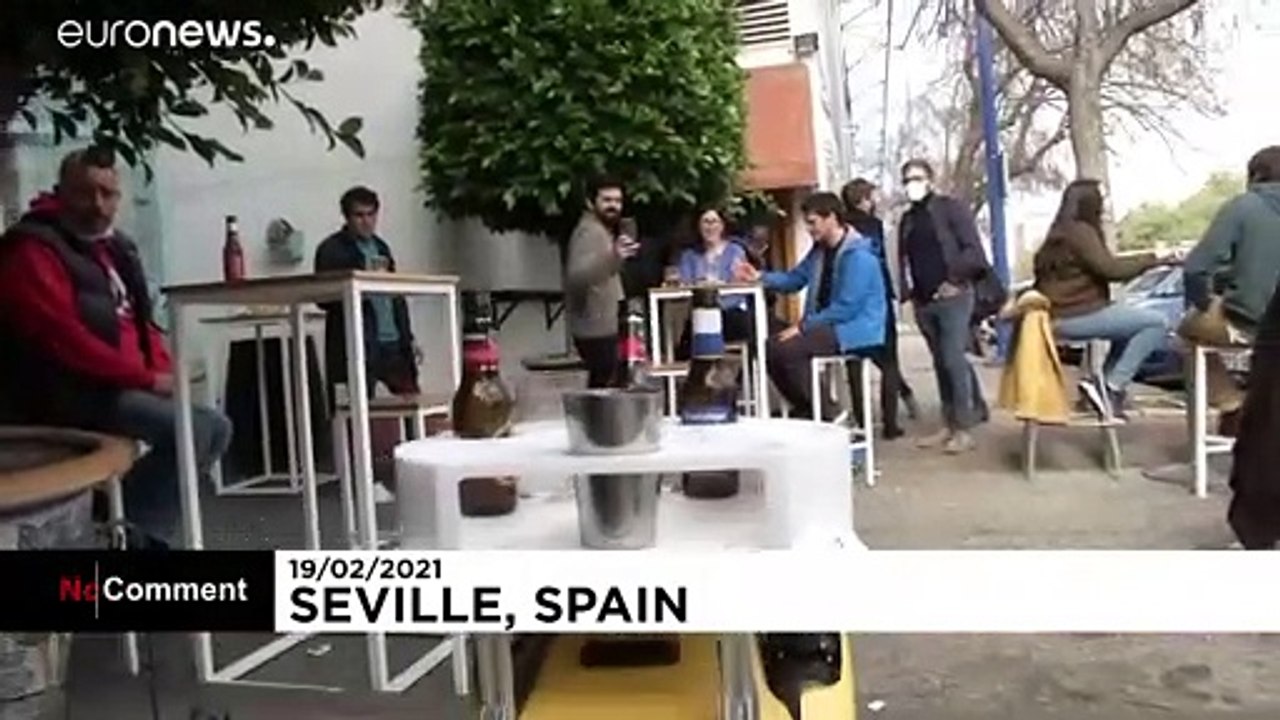 Séville : un robot sert les clients dans les bars pour maintenir les gestes barrières