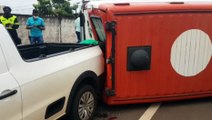 Ambulância do Samu tomba após acidente de trânsito na Rua Paraguai