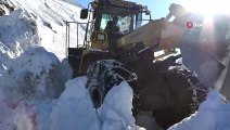 Kar kalınlığının 3 metreyi bulduğu köy yolunda zorlu çalışma