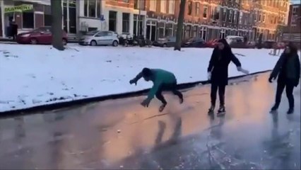 Il tombe et brise la glace en faisant du patin à glace