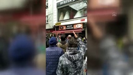 İSTANBUL - Battaniyelerle seferber olan mahalleli, yangında mahsur kalan 4 çocuğu kurtardı