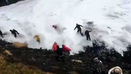 Islande : ces touristes se sont approchés un peu trop de la mer