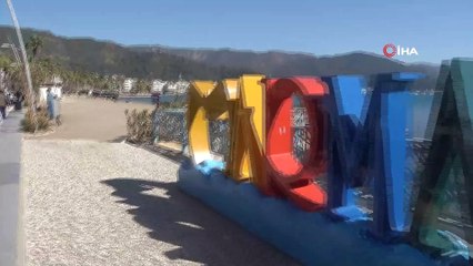 - Marmaris'te sıcak havayı gören sahile indi