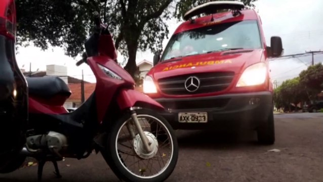 Dois ficam feridos após queda de moto na Rua Nereu Ramos, esquina com a Rua Natal