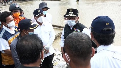Tanggul Sementara Sungai Citarum Dibuat dengan Metode Geotextile