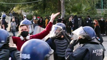 غضب شعبي في قبرص احتجاجا على الاغلاق وتداعياته الاقتصادية وفضائح فساد