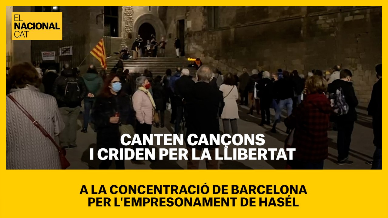 Canten cançons i criden per la llibertat a la concentració per l'empresonament de Hasél a Barcelona