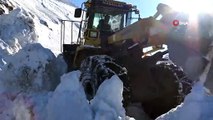 Kar Kalınlığının 3 Metreyi Bulduğu Köy Yolunda Zorlu Çalışma