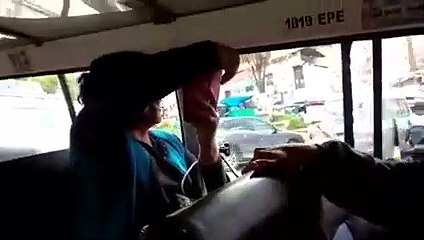 Video: Mujer agrede a dos reporteros que le cuestionan que no lleve barbijo en un minibús en La Paz