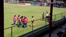 Ce joueur de foot simule d'avoir reçu un projectile d'un supporter (Guatemala)