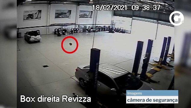 Pedra entra rolando em loja de Vila Velha