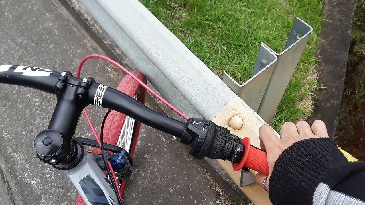Young cyclist descends at maximum speed